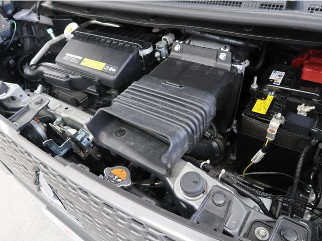 三菱自動車らしいSUVテイストのデザインと、新たに採用したHYBRIDシステムによる低燃費で力強い走りを特長