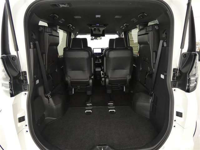 3列目シートは跳ね上げ式で折りたたみ可能です。キャンプ用品など大きな荷物もばっちり収納可能です！