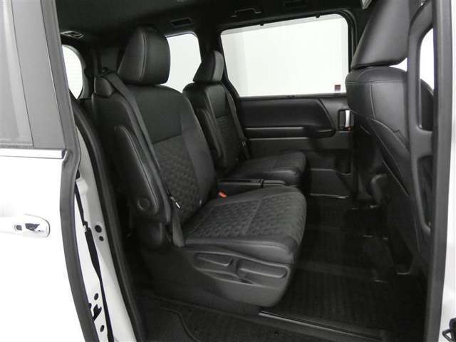 ゆとりある広々とした車内空間は、ドライブを始め買い物やレジャーなど、幅広く活躍します。一人でもみんなとでもお出かけを楽しみましょう！