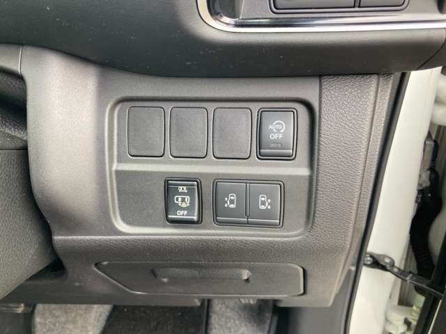 運転席右側には各種スイッチ、両側オートスライドドアの自動開閉のスイッチがあります！