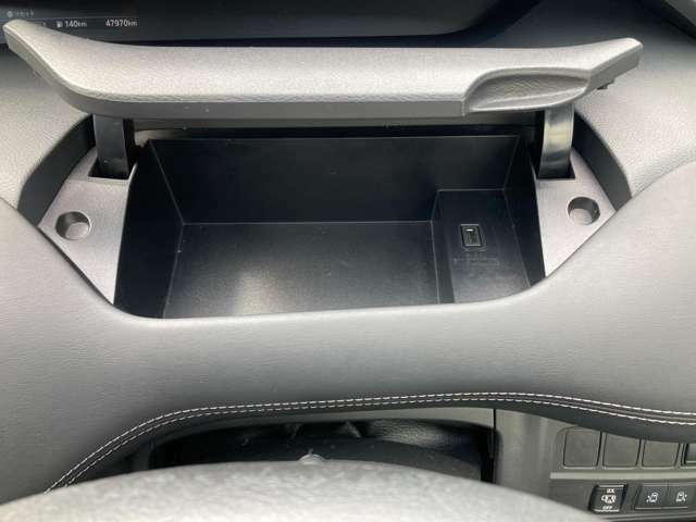 運転席前に収納BOXあります。USBも接続が可能できます