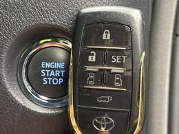 【スマートキー】カバンやポケットに入れたままでもドアの施錠・解錠が可能なスマートキーを装備。エンジンのオン・オフ時もカギを取り出す必要が無いからとっても便利です♪