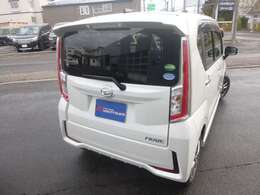 プライバシーガラスは冷暖房効果とプライバシー保護、リアワイパーは視界性アップの快適装備です。