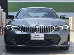 【BMWの伝統】BMWの特徴的な“キドニーグリル”は、80年以上続く伝統の形でございます。変わらないこだわりのデザインが、プレミアムブランド“BMW”を創り出します。