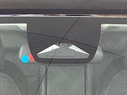 【ホンダセンシング】走行中に前方の車両等を認識し、衝突しそうな時は警報とブレーキで衝突回避と被害軽減をアシスト。より安全にドライブをお楽しみいただけます。