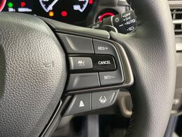 【アダプティブクルーズコントロール】高速道路での長距離走行が楽に！！自動で速度を保つクルーズコントロールが、衝突軽減システムと連携し、前方の車両を感知して車間を保つように速度調節してくれます！！