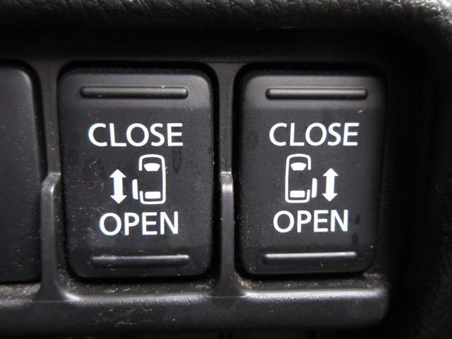両側オートスライドドア装備です！運転席のスイッチでの開閉やドアスイッチでの開閉が出来ます☆