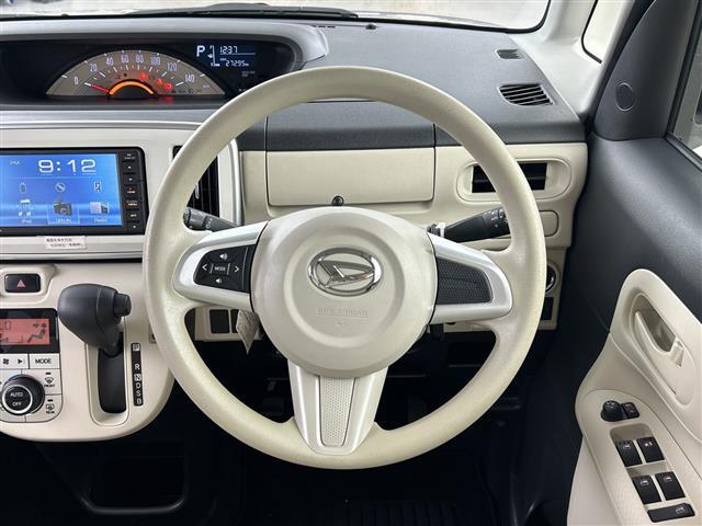 【ステアリングリモコン】手元のボタンから、オーディオやナビなどの操作ができるので、よそ見をせずに安全に運転に集中できます！