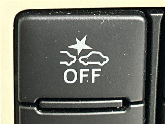 【衝突軽減ブレーキ】衝突するおそれが高い場合、音と光で注意して強いブレーキングを行い、衝突回避・被害軽減を支援します。機能には限界があるためご注意ください。