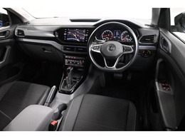 人を中心とした機能的なインテリア。フォルクスワーゲン車は、使いやすさと、視界の良さにもこだわっています。