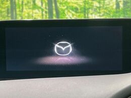 【8.8インチマツダコネクト】車内の雰囲気にマッチした大型のディスプレイ。スマホ接続でのナビ使用やBluetooth再生等、様々な機能が楽しめます。直感的なダイヤル操作が可能で、使い勝手も良好です。