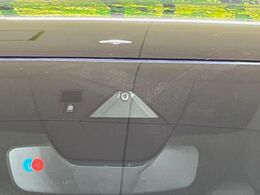 【スマートブレーキサポート】走行中に前方の車両等を認識し、衝突しそうな時は警報とブレーキで衝突回避と被害軽減をアシスト。より安全にドライブをお楽しみいただけます。