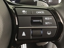 【アダプティブ・クルーズ・コントロール】予め設定した車速内でクルマが自動的に加減速。 前走車との適切な車間距離を維持しながら追従走行し、高速道路でのドライバーの疲労を軽減してくれる嬉しい機能付♪