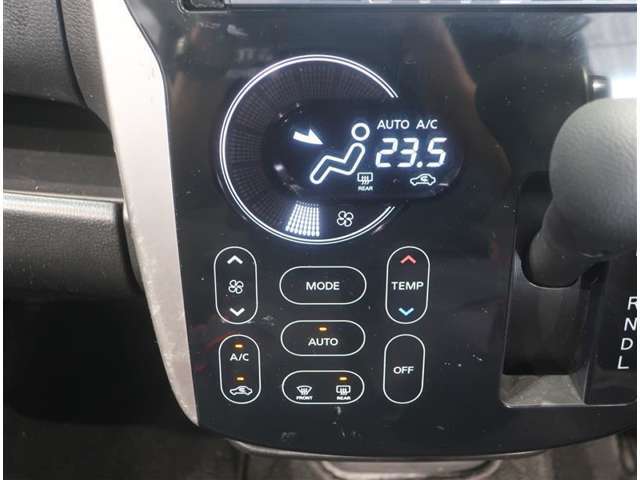 オートエアコンで快適な室内です。