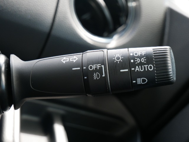 【オートライト】車外の明るさに応じて、自動的にライトの点灯・消灯をしてくれます。トンネルが続くような道でも、スイッチを操作する必要がありません。消し忘れの心配もありません。