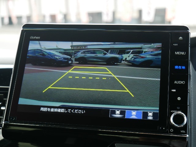 【バックカメラ】　車庫入れの苦手なお客様も安心。バック時目視しにくいクルマの周囲を確認。夜間などの安全性もUP。