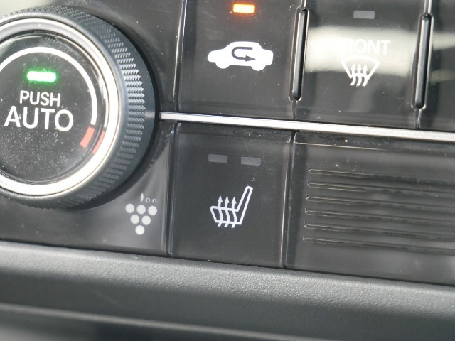 【シートヒーター】　雨の日などの冷えた車内でも、シートから冷えた体をじんわりと暖めてくれます。