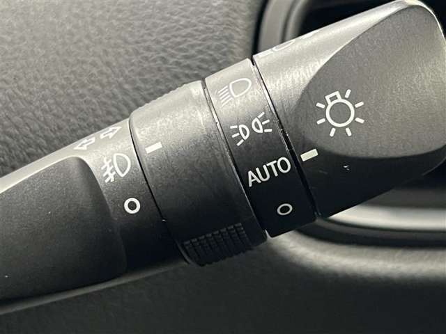 AUTOの位置にセットしておくと、暗くなったら自動でライトの点灯をサポートしてくれます！高速道路でのトンネル通過時など便利です！