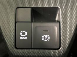 【オートブレーキホールド】信号待ちや渋滞で停車時にブレーキから足を離しても、停止状態を保持してくれます。前進するときはアクセルを踏めば自動で解除されるので安心♪街乗り運転が楽になります♪