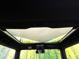 【ガラスルーフ】ガラスルーフ搭載で車内の解放感が一気にアップ！開放的なドライブをお楽しみいただけます。