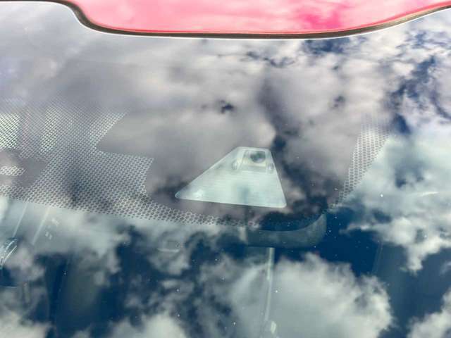 【衝突軽減ブレーキ】衝突回避支援システムで、前方の状況を監視し、車両や歩行者との衝突回避・衝突による被害軽減を支援してくれる装備です！