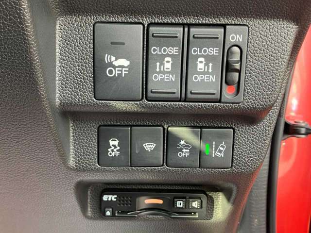 【両側電動スライドドア】狭い場所でもドアを全開にでき、チャイルドロックを使っても運転席のスイッチを操作するだけでドアの開け閉めが可能です。小さなお子様でもボタン一つでスライドドアの開閉可能です。