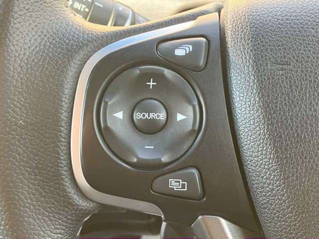 【ステアリングスイッチ】ステアリングを握ったままオーディオ等がコントロール出来ますので、利便性だけでなく事故防止にも繋がります。