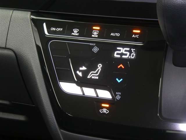 【オートエアコン】車内温度を感知して自動で温度調整をしてくれるのでいつでも快適な車内空間を創り上げます！どの席に座っても快適なドライブが楽しめます♪