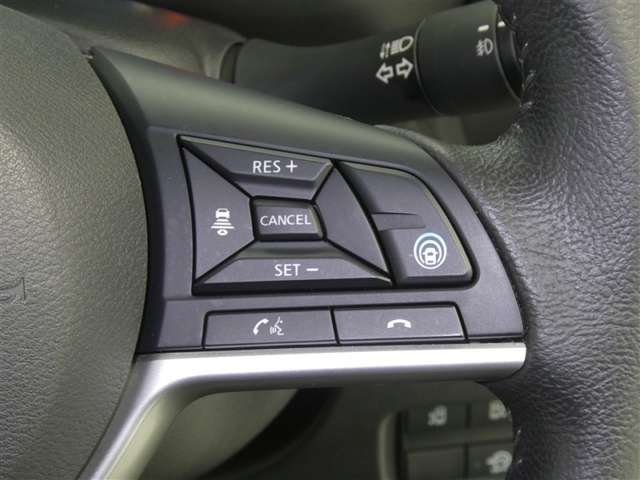 【レーダークルーズコントロール】(全車速追従機能付)付きです。車速に応じて追従支援してくれるので、ロングドライブも快適です。詳細は販売店スタッフまでおたずねください。