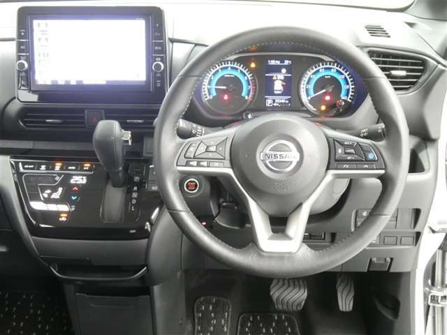 【徹底洗浄クリーニング実施済】運転席からの視界はこんな感じです☆お気軽にご来店いただき、実際に座って是非お確かめください。ドライバーに寄り添う快適な操作フィールをもたらすステアリングです。