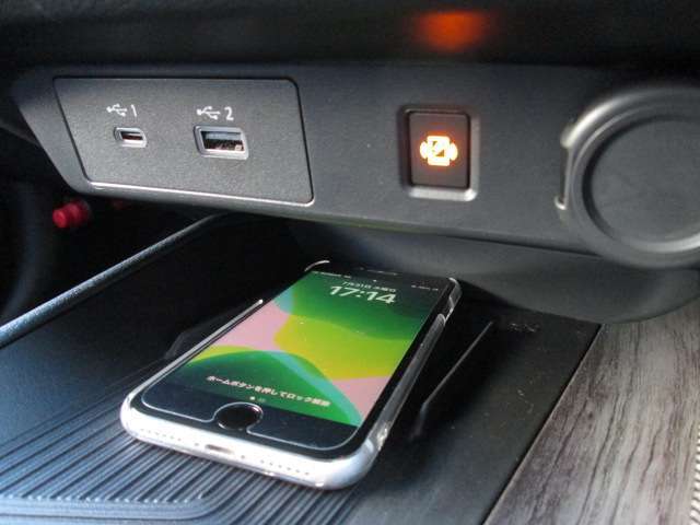 Qi規格対応スマートフォンのワイヤレス充電器装備です。お手軽に充電ができます