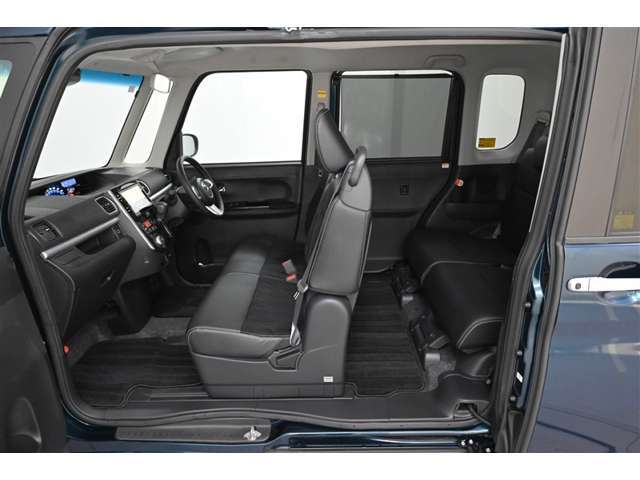 助手席ドアとスライドドアを開けた状態です。センターピラーが無く、さらに床が低く乗り降りがラクにできます。