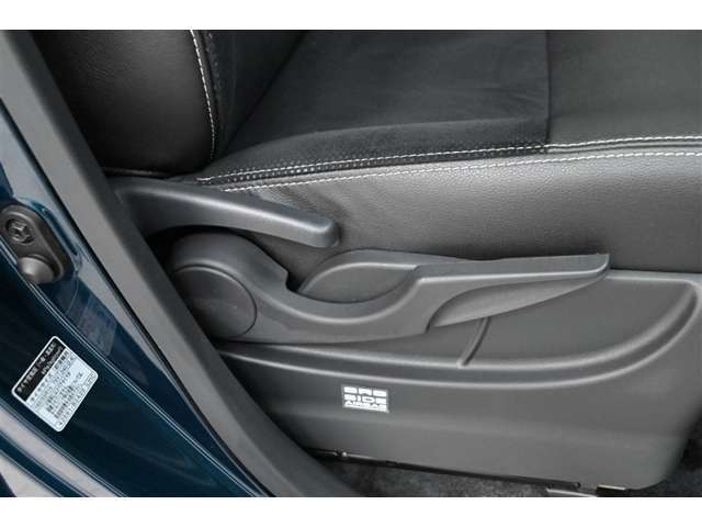 運転席にはリクライニング＋シート上下アジャスターレバーを装備。