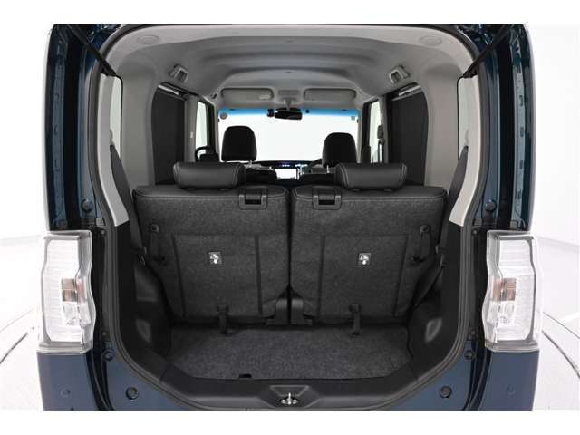 ラゲージルームです。幅広いバックドア開口部と低い荷室フロア高で、荷物の積み降ろしがスムーズに行えます。