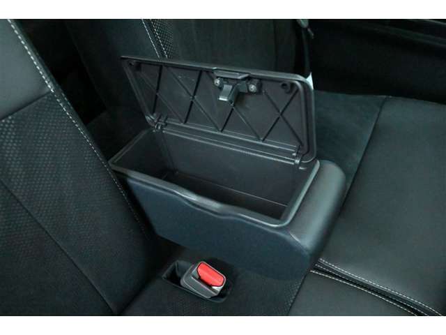 運転席アームレストは、レバーを押してフタを開けると、収納スペースがあります。（アームレストボックス）