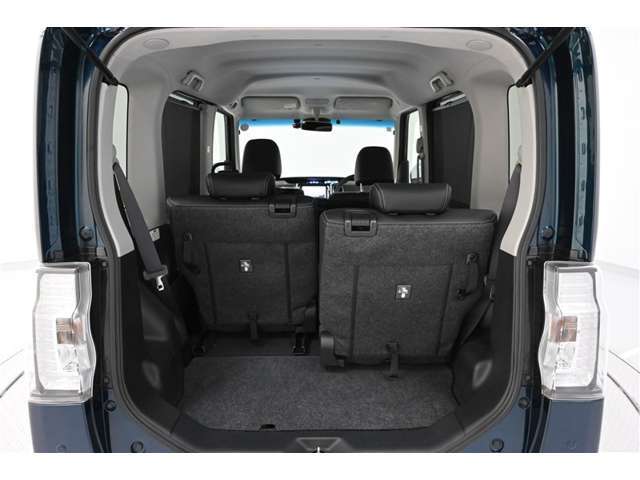 ◆リヤシートスライドにより、荷物の大きさに応じた荷室スペースのアレンジができます。助手席側後部シートを前方にスライドした状態です。