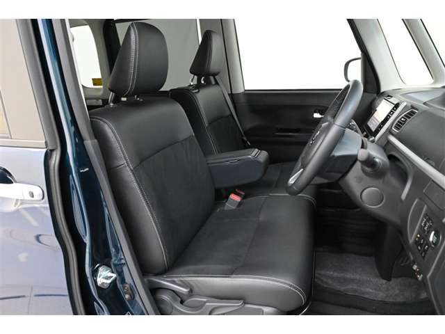 運転席/助手席です。　ベンチ風シートでゆったり座れます。運転席アームレスト装備　　手前に引いて使用します。