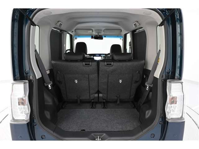 後席を両側、前方にスライドした状態です。