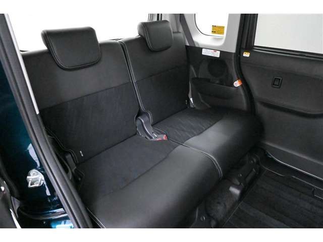 リヤシートです。　左右独立で、前後スライドとリクライニング調整が可能です。