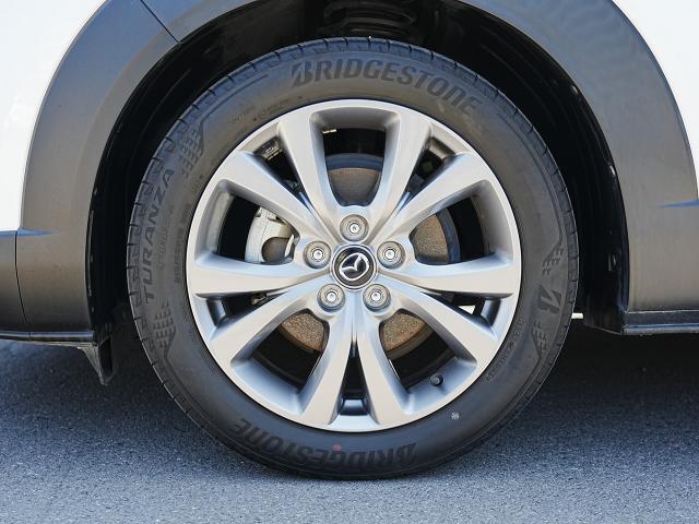 18インチ純正アルミホイールを装備。タイヤサイズは215/55R18となります。