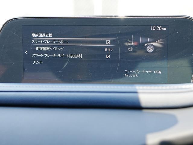 こちらのお車には先進安全装備が多数搭載されています。衝突被害を回避あるいは軽減するためのブレーキや、後方死角からの接近警報、車線逸脱を防止する警報装置など、詳しくはスタッフまでお尋ねください。