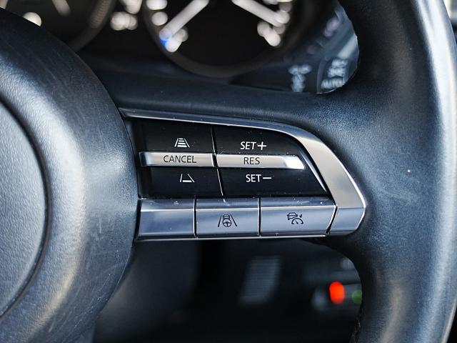 前走車両の速度に合せて、自車の速度を調整できる「MRCC（マツダレーダークルーズコントロール）」を装備しています。