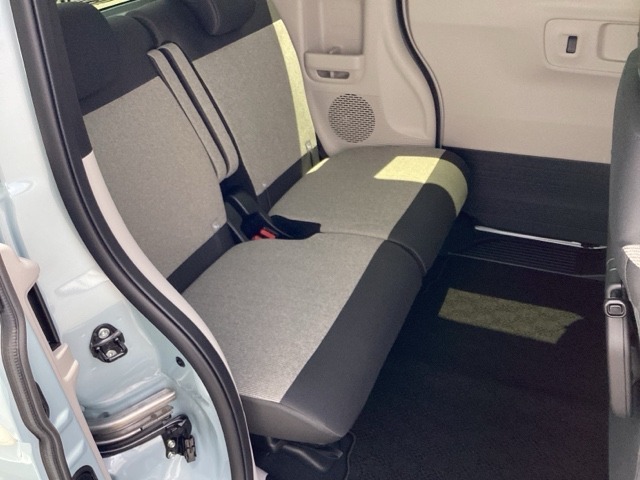 セカンドシートです！！ベンチシートになってますので、お二人の乗車ですとゆったり座って頂けますよ！！