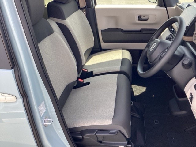 フロントシートです！！ベンチシートなので座席の移動もスムーズに出来ます！！足元も広く運転も楽ですよ！！