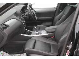 黒本革スポーツシートとシルバーパネルのインテリア、低走行ならではのきれいな状態です。