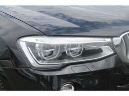 アダプティブLEDヘッドライトが明るい視界を確保します。