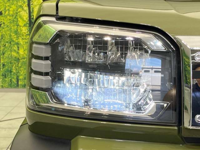 【LEDヘッドライト】悪天候や夜間走行時も良好な視界を確保し安心して運転できる高輝度LEDヘッドライトを装備！点灯速度が早く、消費電力も抑えられています。