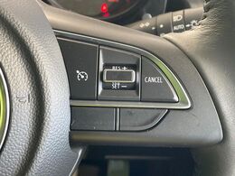 【クルーズコントロール】高速道路もラクラク走行。アクセルを離しても一定速度で走行ができ、長距離運転時の負担を軽減！加速・減速も簡単なスイッチ操作で調整できます。