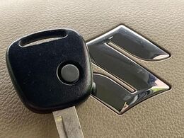 【キーレス】少し離れた場所からでもボタン一つでドアの開錠・施錠ができるのでとっても便利！ドアの鍵穴周りに傷をつけることもありません♪