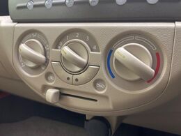 寒い冬も暑い夏も全席に快適な空調を届けてくれる、ダイヤル式エアコンを装備♪